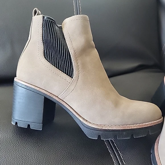 Madalynngore Tan & Black Boots Heel Size 6M Man Made Botties Pumps - Picture 3 of 6